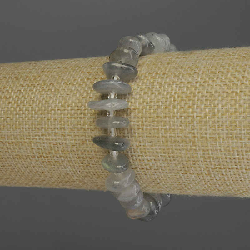 Náramek z labradoritu – drobné úlomky, průměr 10–14×3 mm ±, korálky 3 mm ±, délka 18 cm, elastický