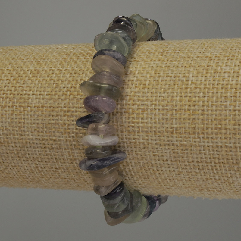 Náramek z fluoritu – drobné úlomky, průměr 10–14×3 mm ±, délka 18 cm, elastický