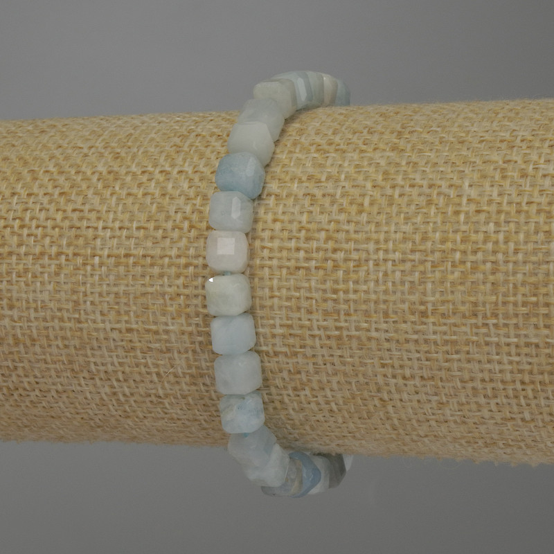 Náramek z morganitu – broušené kubíky, rozměry cca 6×5 mm, délka cca 18 cm, na elastické šňůře