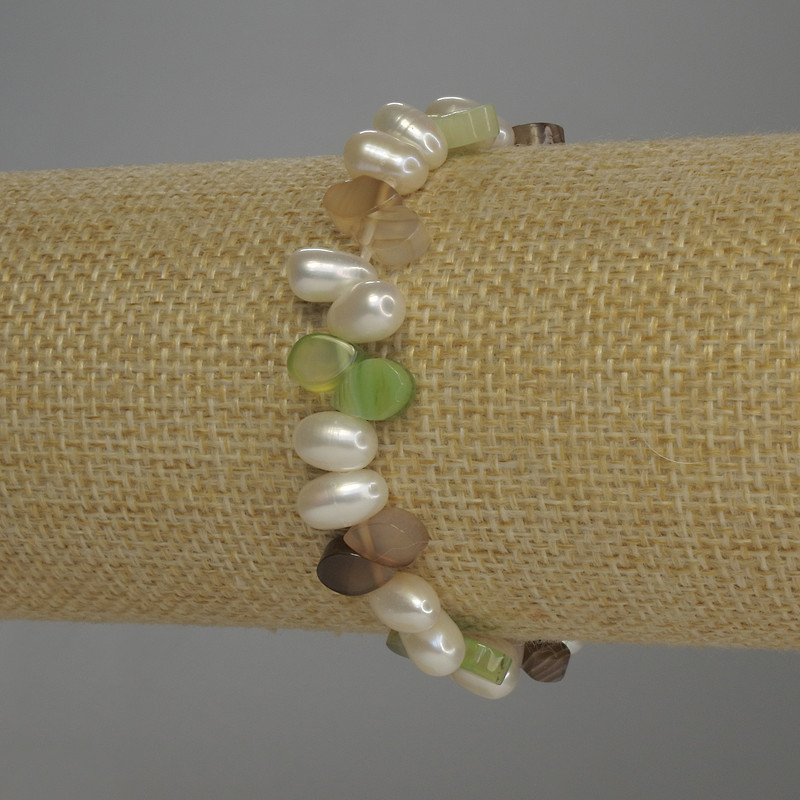 Náramek z achátu kapkovitého tvaru, průměr 8×6 mm ±, oválné říční perly 8×6 mm ±, délka 18 cm, elastický