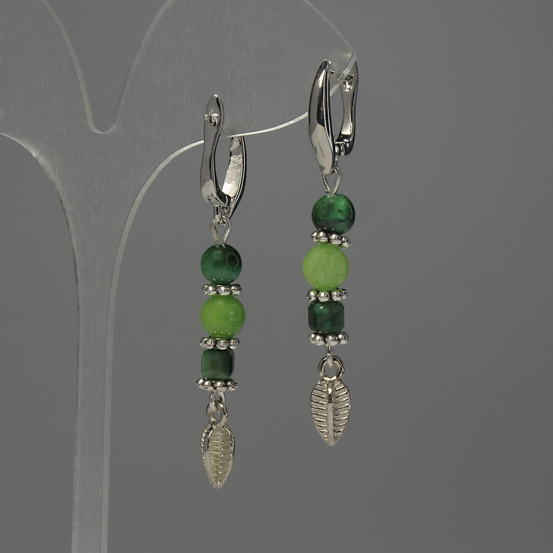 Náušnice z onyxu – kuličky 6 mm; kočičí oko – fasetované kubíky 4 mm; kuličky 6 mm; délka cca 54 mm