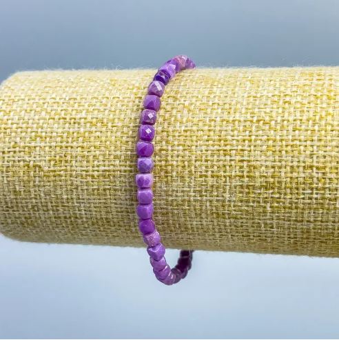 Náramek z fosfosideritu, přírodního kamene, broušené kostky, průměr 4×4 mm ±, délka 18 cm (elastický)