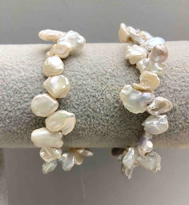 Náramek z přírodních barokních perel s odstínem benzínu, průměr cca 8–10×10–13 mm, délka 18 cm, elastický