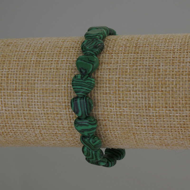 Náramek z malachitu ve tvaru srdce, průměr 10×10 mm ±, délka 18 cm, elastický