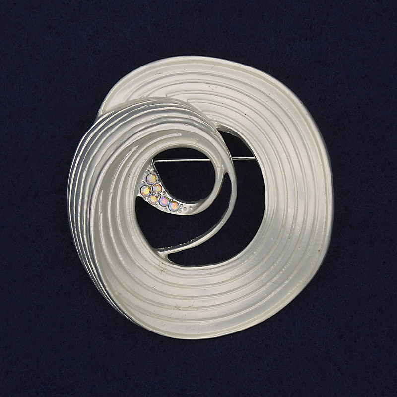 Brož Akcent – bílá perleť, duhové krystaly, stříbrný kov, 48×45 mm