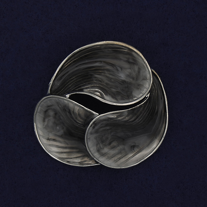 Brož Akcent – šedá smaltovaná, stříbrný kov, 44 mm+