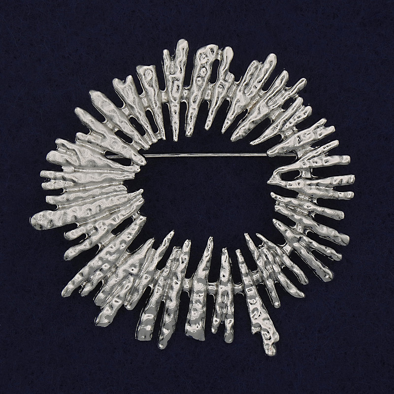 Brož Akcent, stříbrný kov, 54 × 56 mm+