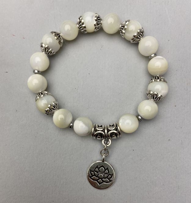 Náramek z perleti, hladké korálky o průměru 10 mm ±, s kovovými vložkami, délka 18 cm ±, elastický