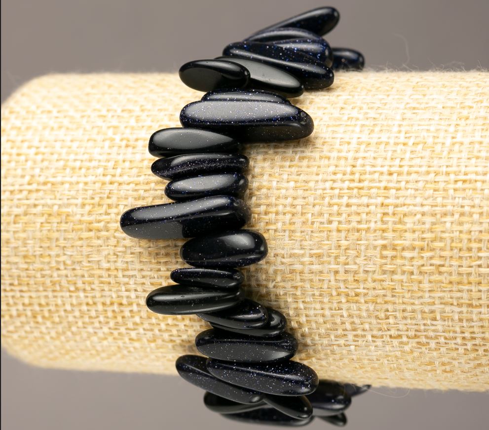 Náramek z přírodního aventurinu „Modrý písek Noční Káhiry“ drobné kousky aventurinu ve tvaru protáhlých «jehliček» na gumičce d 13–24×3–6(±)mm obvod 18 cm