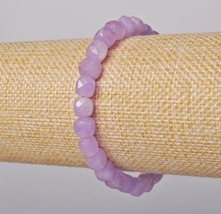 Náramek z levandulového ametystu, brusované kubické korálky, průměr cca 8 mm, délka cca 18 cm (elastický)