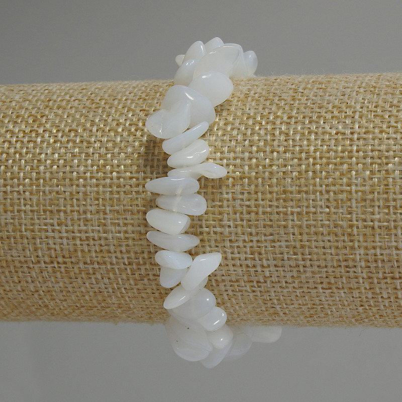 Náramek z drobných úlomků Měsíčního kamene, průměr 8–14×3–5 mm, délka 18 cm, elastický