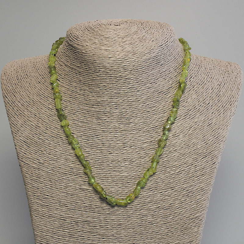 Náhrdelník z chrysolitu, galetové korálky, průměr 5–8×6 mm ± délka 45 cm ± s karabinkou