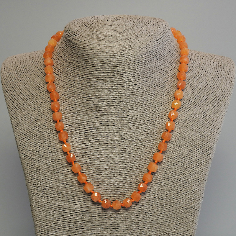 Náhrdelník z nefritu Mashan broušené kubické korálky