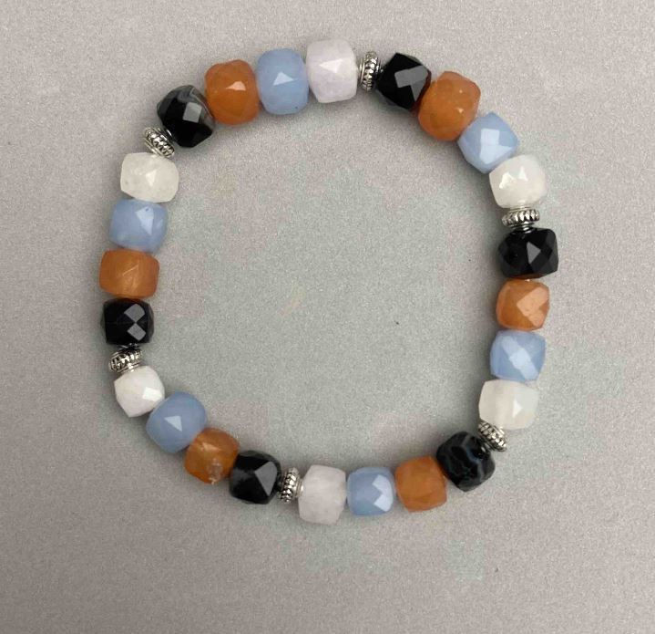 Náramek mix broušených kubických korálků, průměr 7×7 mm, délka 18 mm, na gumičce