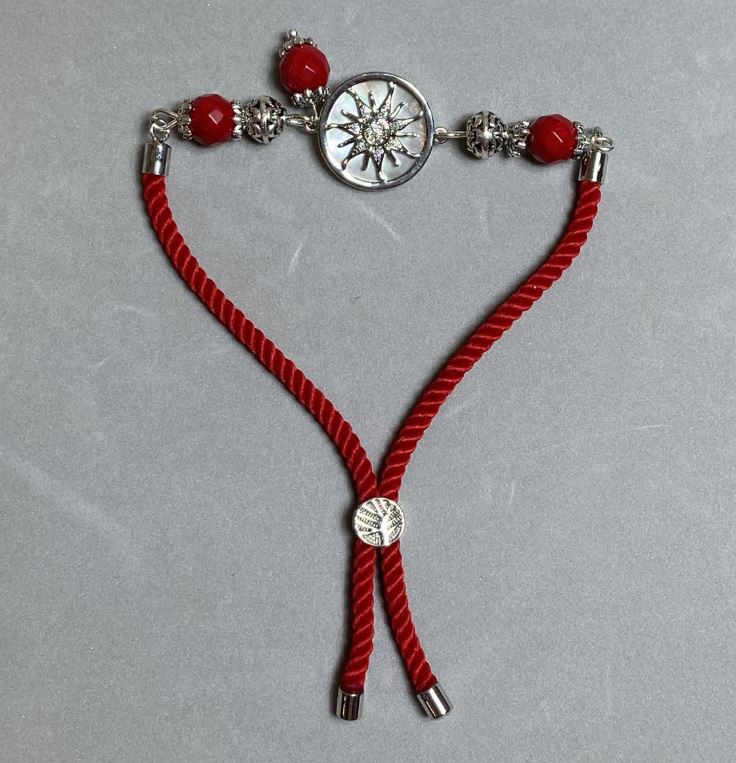 Textilní náramek, průměr 5,5 mm ±, na stažení, brusovaná korálová kulička 8 mm ±, se stříbrnou kovovou vložkou, průměr 17 mm ±, stříbrný kov