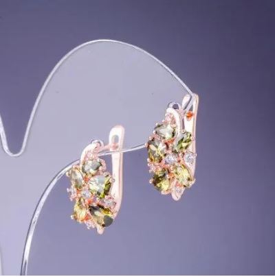 Náušnice se zelenými krystaly 19×10 mm zlatistý kov