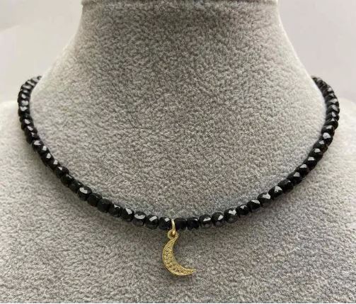 Čoker z broušeného turmalínu, kubický tvar, rozměr 4×4 mm, s kovovým přívěskem se štrasami, délka 35–40 cm, s karabinkou