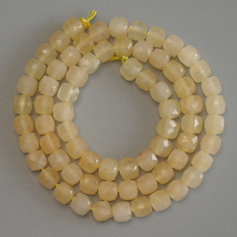 Citrínové brusované korálky kostky 5×5 mm, navlečené na niti, délka 37 cm