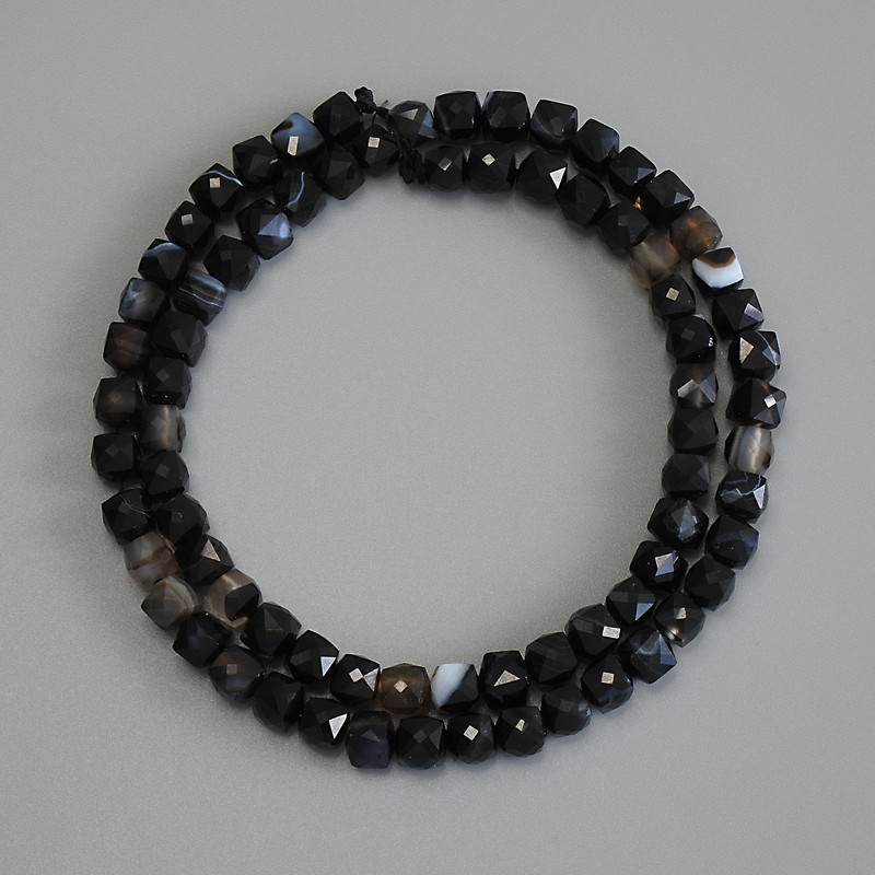 Achátové korálky broušené kubíky, průměr 5×5 mm, délka 37 cm, na niti