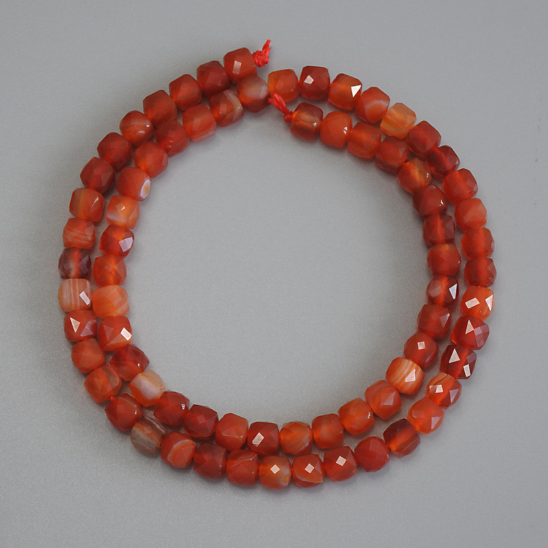 Achátové korálky ve tvaru kostek, granátované, průměr 5×5 mm, délka 37 cm, navlečené na niti