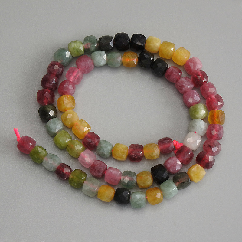 Brusované kubické korálky z turmalínu, 5×5×5 mm, na niti, délka 36 cm+