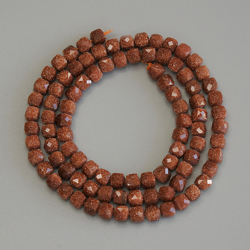 Korálky aventurínu Zlatý písek kubické 4×4 mm, délka cca 39 cm, na niti