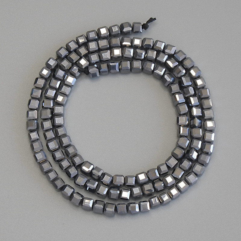 Korálky Terahertz facetované kubické, průměr 3×3 mm, délka cca 39 cm na niti