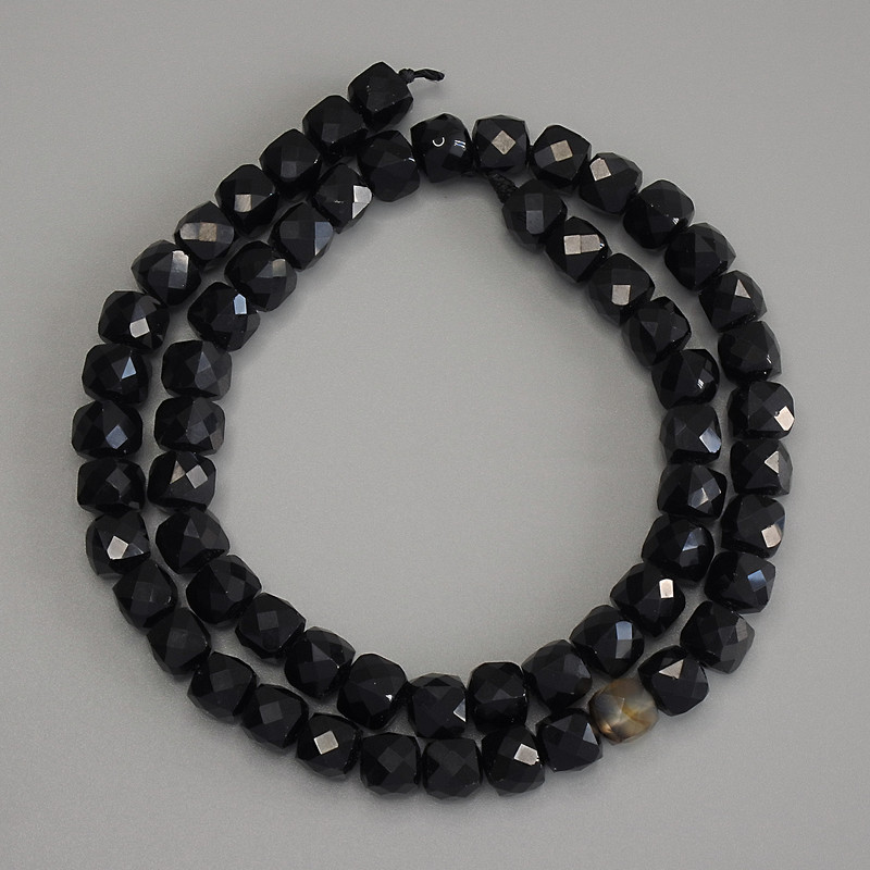 Brusované kubíkové korálky z turmalínu, průměr 6,5 × 6,5 mm ±, délka 39 cm ± na niti