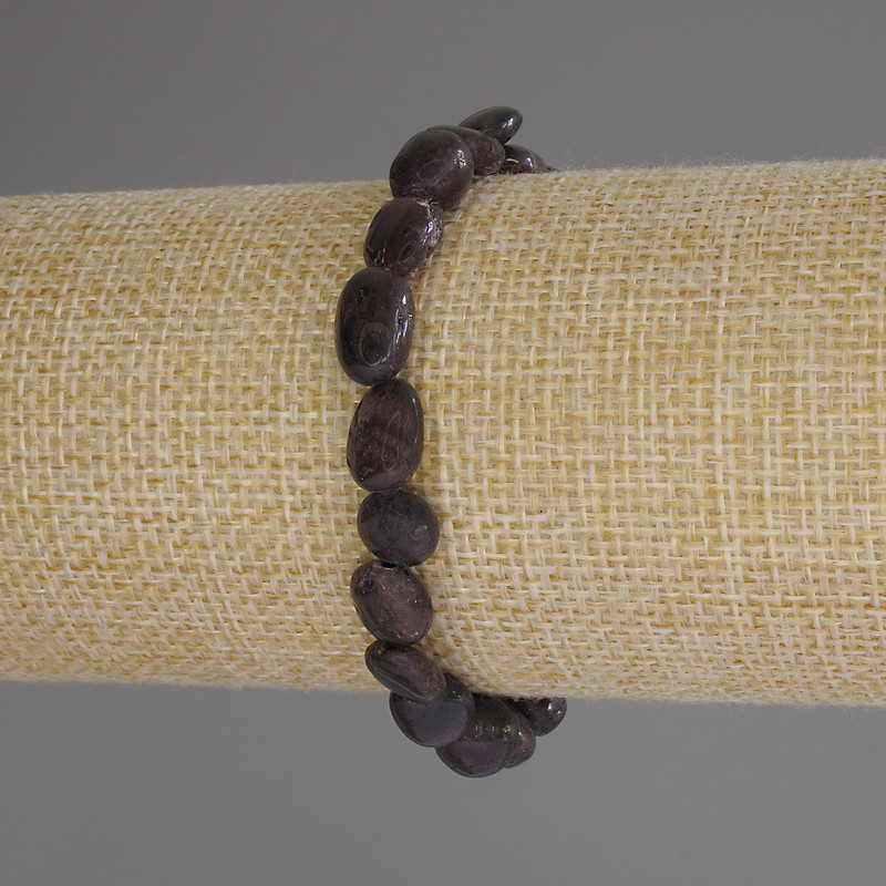 Náramek z granátových broušených korálků, průměr 7–10×8 mm ±, délka 18 cm (elastický)