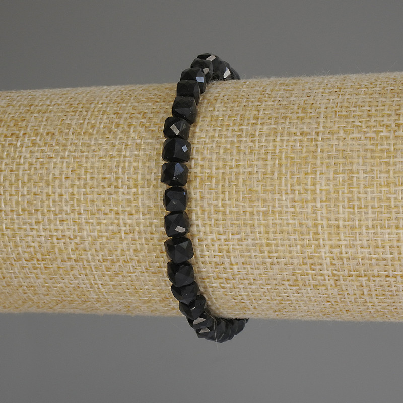 Náramek z turmalínu broušené kubíky, průměr 5×5 mm, délka 18 cm (elastický)