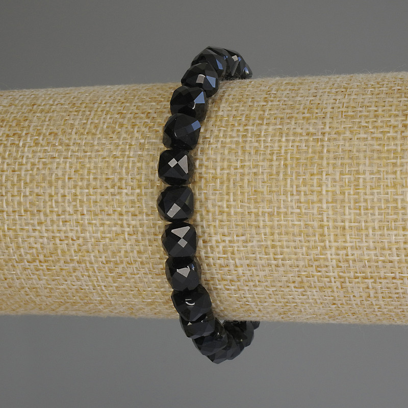 Náramek z brusovaného turmalínu, kostka 7×7 mm, délka 18 cm (elastický)