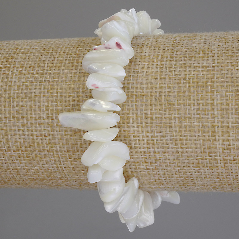 Náramek z perleťových drobků, průměr 8–12×3–5 mm, délka 18 cm (gumičkový)