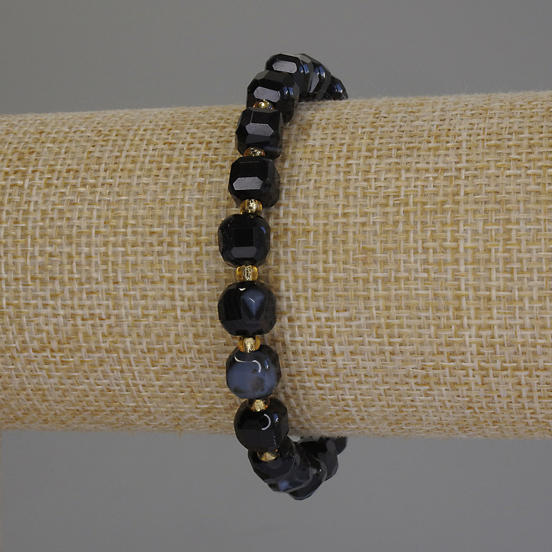 Náramek z achátu – broušené kubíky, průměr 7×7 mm ±, korálky 3 mm ±, délka 18 cm ±, elastický