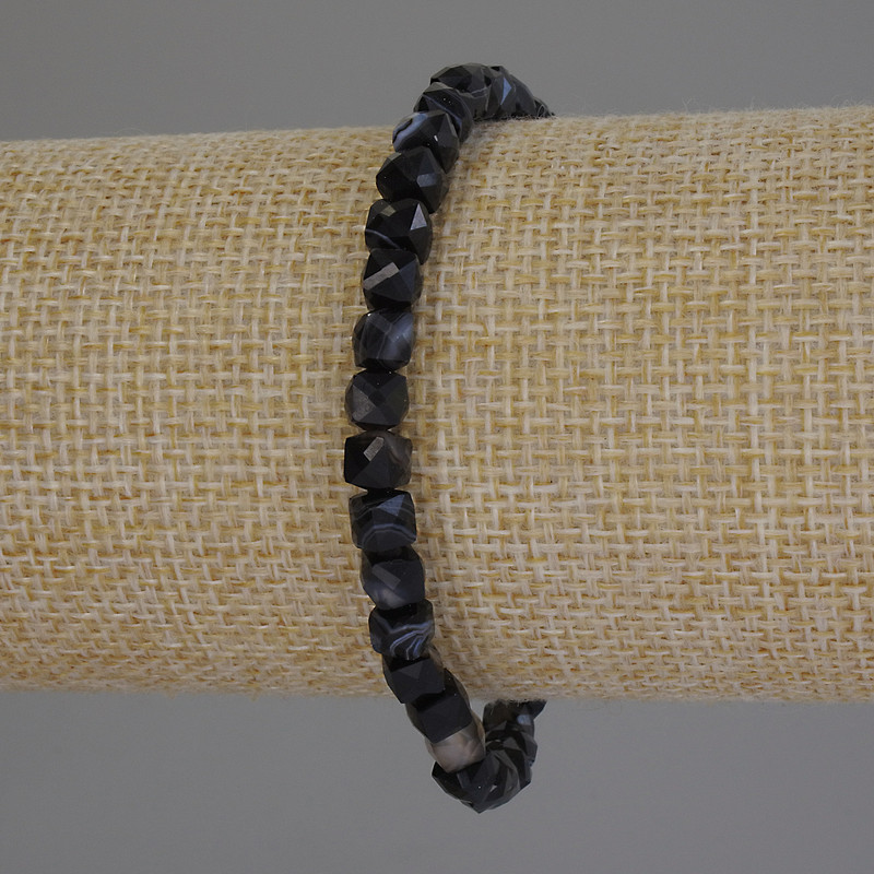 Náramek z broušeného achátu, kubíkové korálky, průměr 5×5 mm, délka 18 cm, elastický