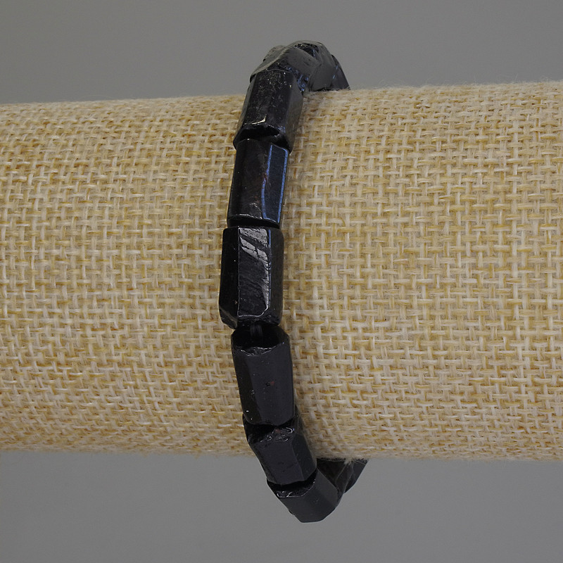 Náramek z turmalínu, opracované kameny ve facetech, průměr 12×7 mm, délka cca 18 cm, elastický