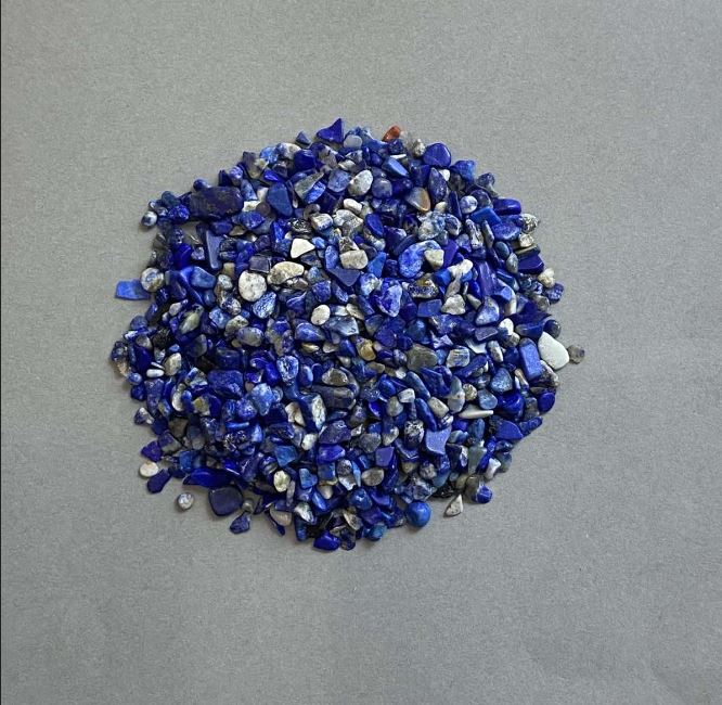 Přírodní kámen lazurit – drť bez otvoru 3–4×4–6 mm ± (na 100 g ±)