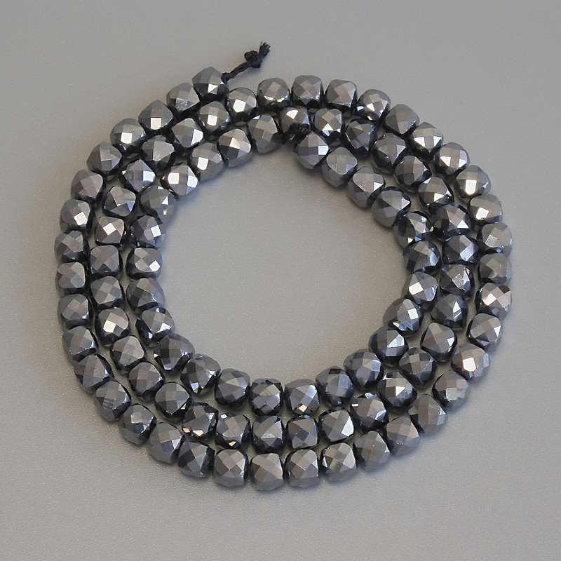 Korálky Terahertz brusované kubíky, rozměr 4×4 mm ±, délka 39 cm ± na niti