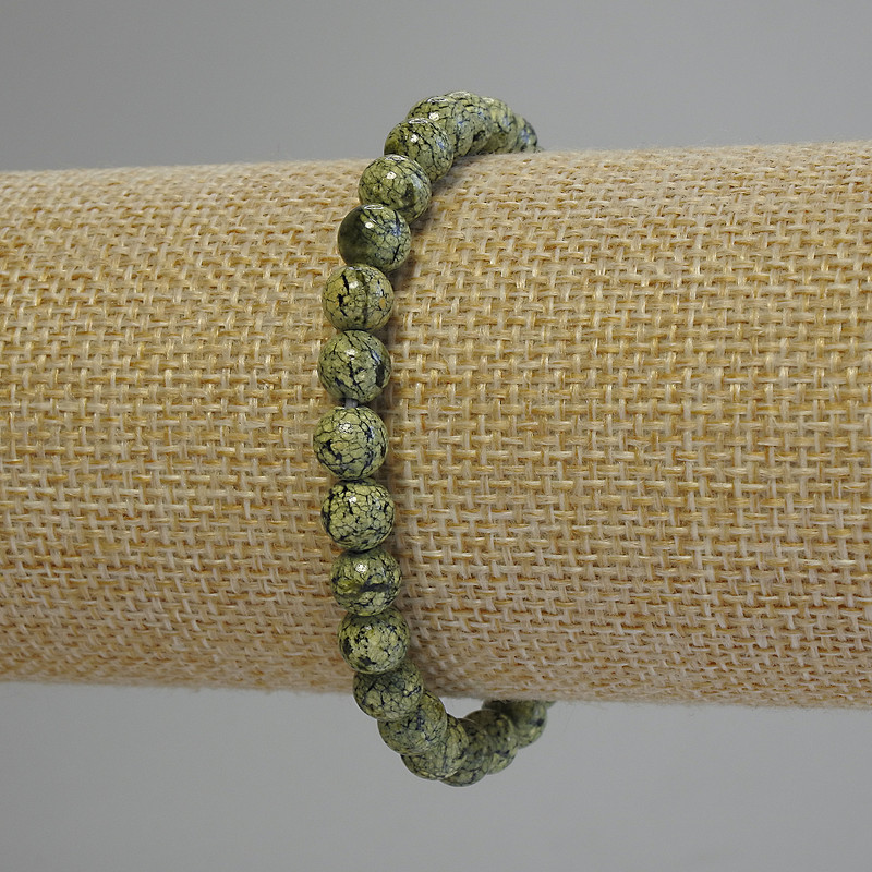 Náramek ze serpentinitu s hladkými korálkami o průměru 6 mm ±, délka 18 cm ± (elastický)