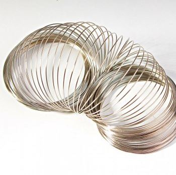 Paměťový drát, tloušťka 0,8 mm, průměr smyčky cca 10 cm