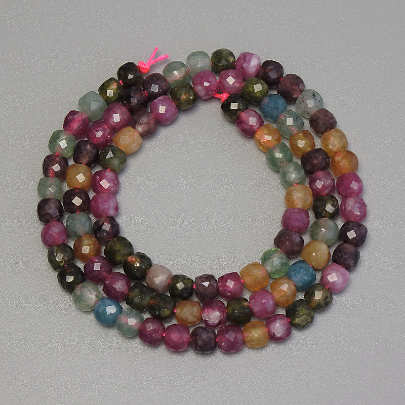 Korálky z turmalínu broušené kubické, průměr 4–5 mm, délka 38 cm na niti