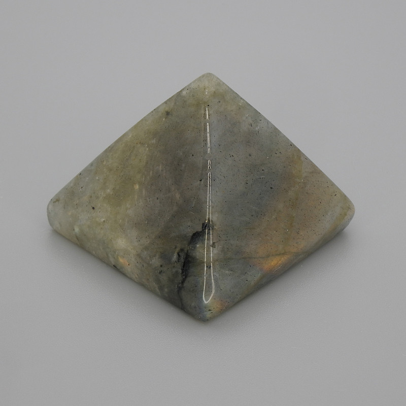 Pyramida suvenýr z labradoritu, délka 30×30 mm, šířka 25 mm