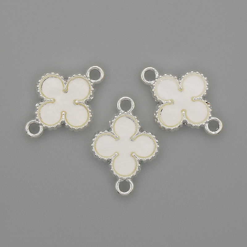 Konektor Čtyřlístek bílé barvy, stříbrný kov, 20×14 mm +/- balení 3 ks