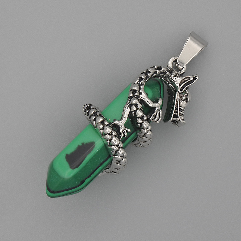 Přívěšek z malachitu ve tvaru šestiúhelníku s drakem 35×15 mm, délka 44 mm