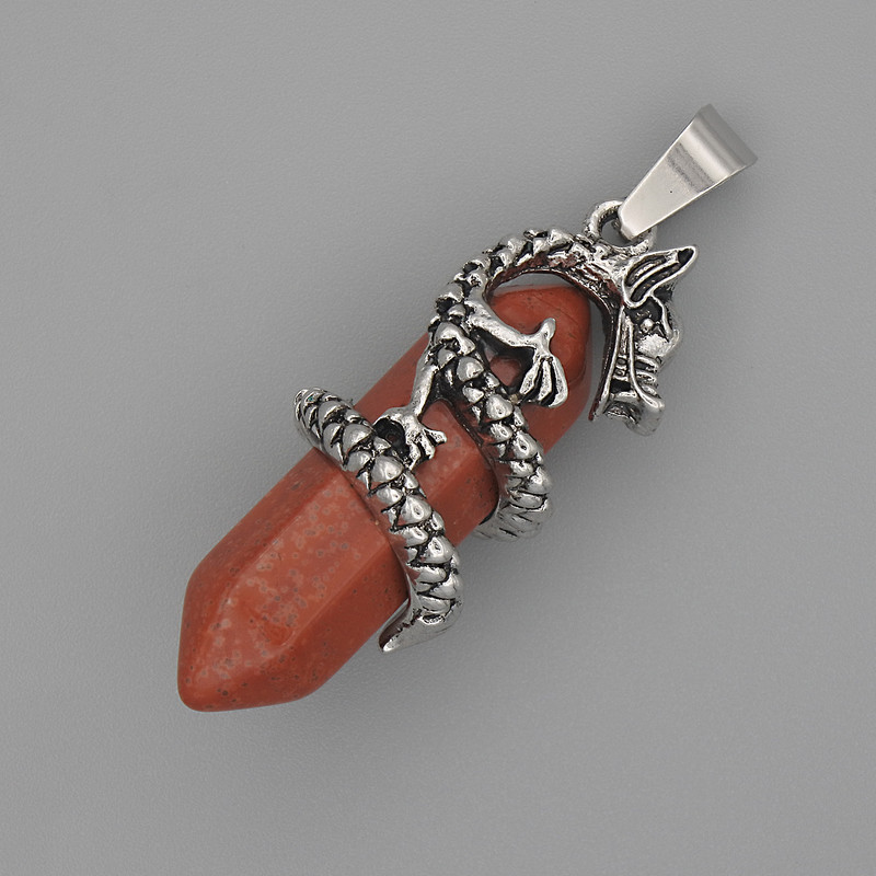 Přívěšek z červeného jaspisu ve tvaru šestiúhelníku s vygravírovaným drakem, 35 × 15 mm, délka 44 mm