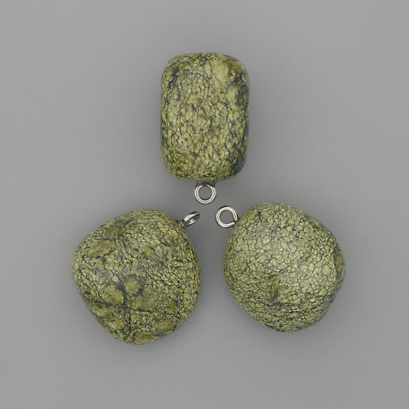 Přívěšek ze serpentinitu ve tvaru krychle, rozměr 22×22 mm, délka 26 mm