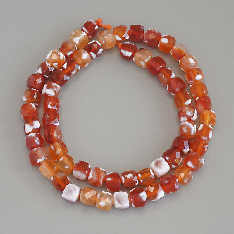 Achátové korálky brusované do tvaru čtverce, průměr 7×7 mm ± na niti, délka cca 40 cm