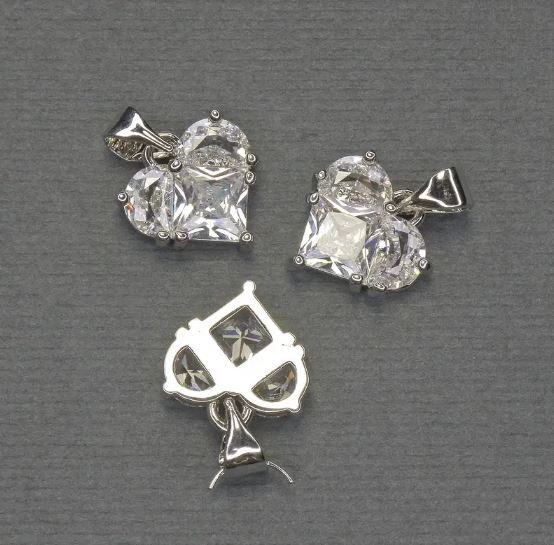 Přívěšek Srdce s bílými štrasovými kamínky, ze stříbrného kovu, průměr 10×12 mm ±, délka 17 mm ±