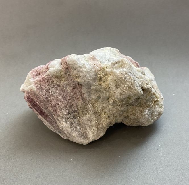 Neopracovaný suvenýrový turmalín, hmotnost 355 g, rozměry 85 × 61 × 55 mm+