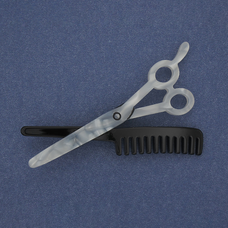 Brož Nůžky s hřebenem z akrylu, stříbrný kov 70×44 mm+