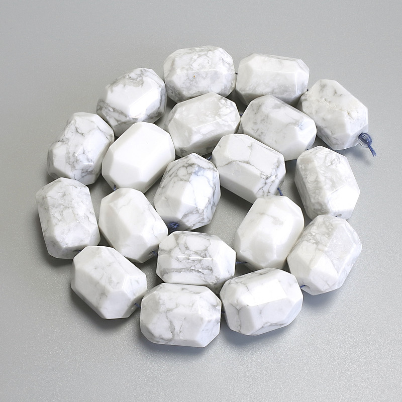 Korálky z kaholongu, víceúhelníkové, průměr 18–21×14–16 mm, navlečené na pevné niti, délka cca 38 cm+